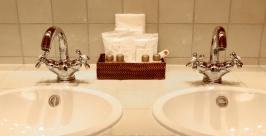 chambre_detail-lavabos_Hotel-4-Vallees-Verbier.JPG